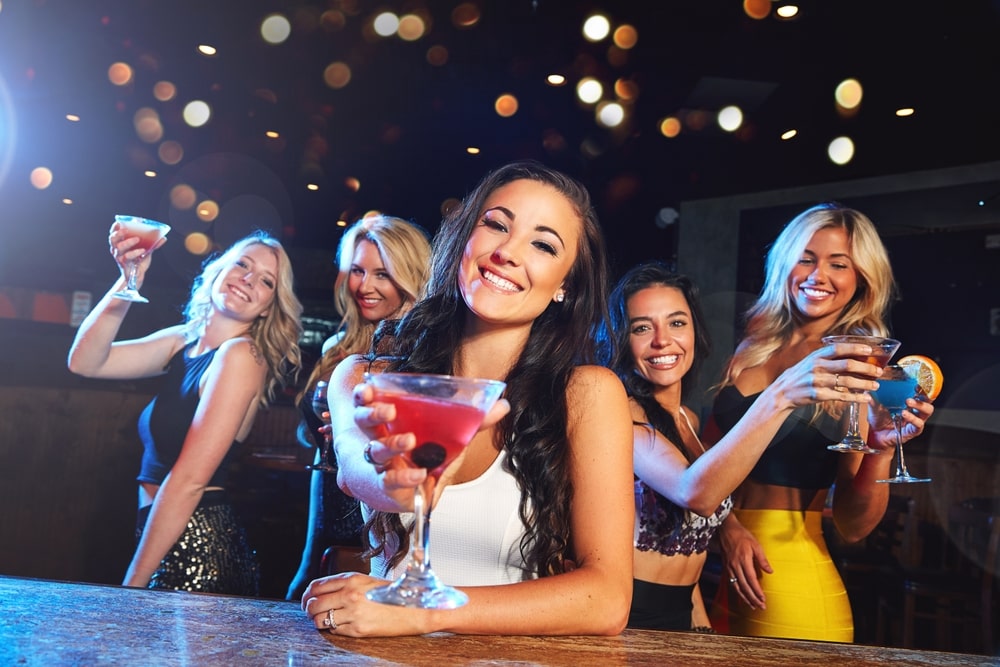 Créer une expérience inoubliable avec un bar à cocktails mobile pour un anniversaire