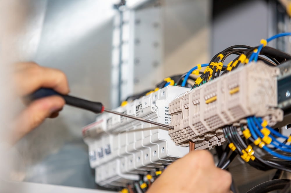 Dépannage électrique : quels signes doivent vous alerter avant une panne importante